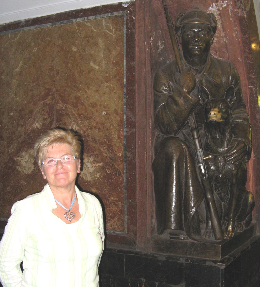Broncesculpture-Metro-notice the dogs nose